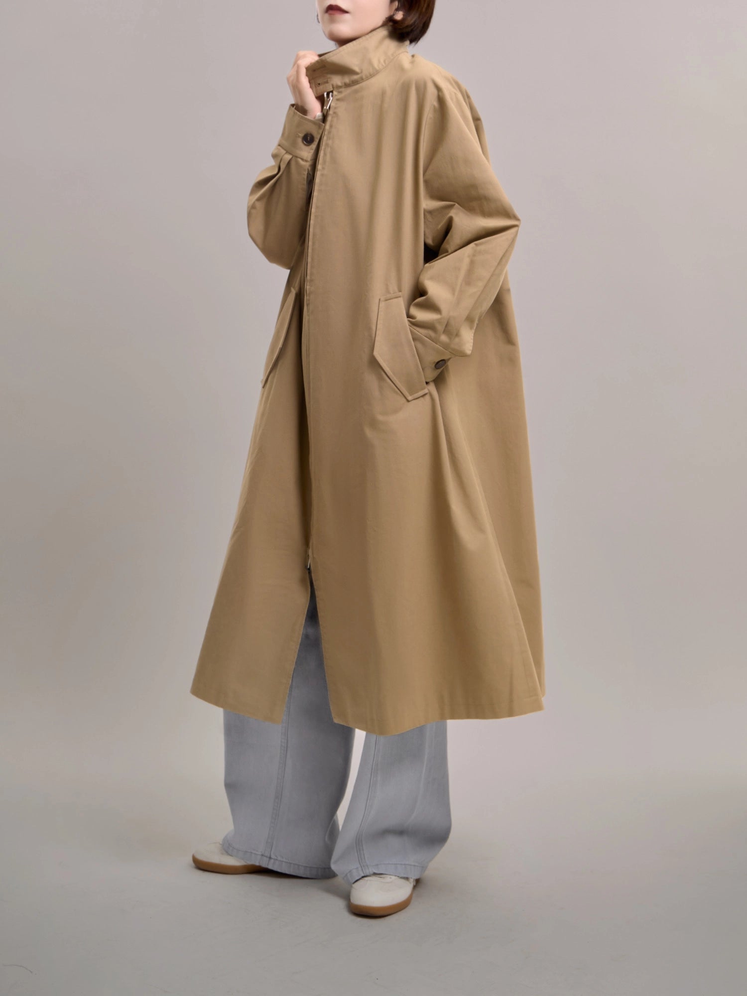 Loose-fit khaki trench coat front view, breathable cotton shell shown in a relaxed daily styling look.