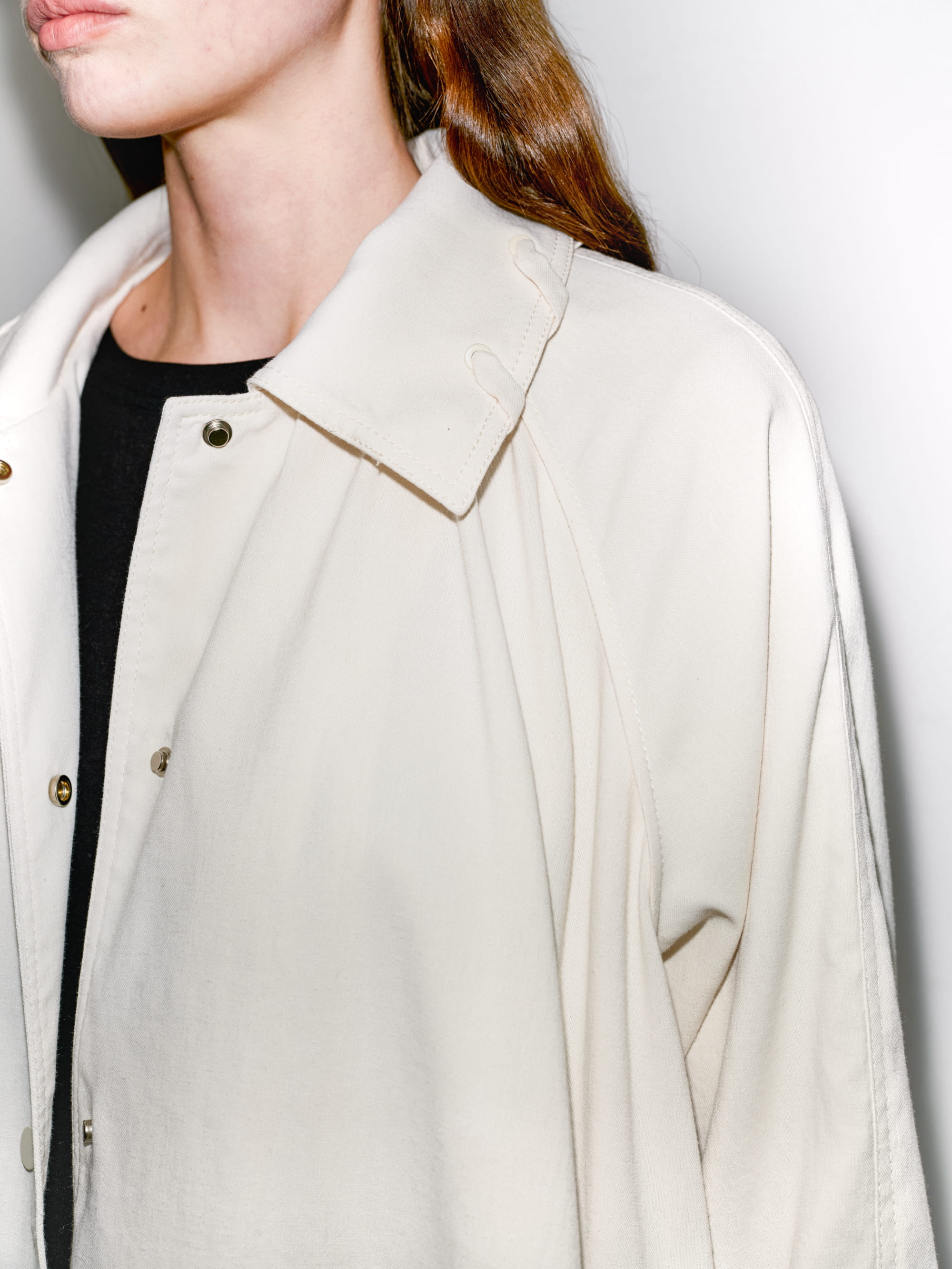 Close-up of Drift Overshirt neckline and relaxed collar structure, breathable cotton-blend texture.
