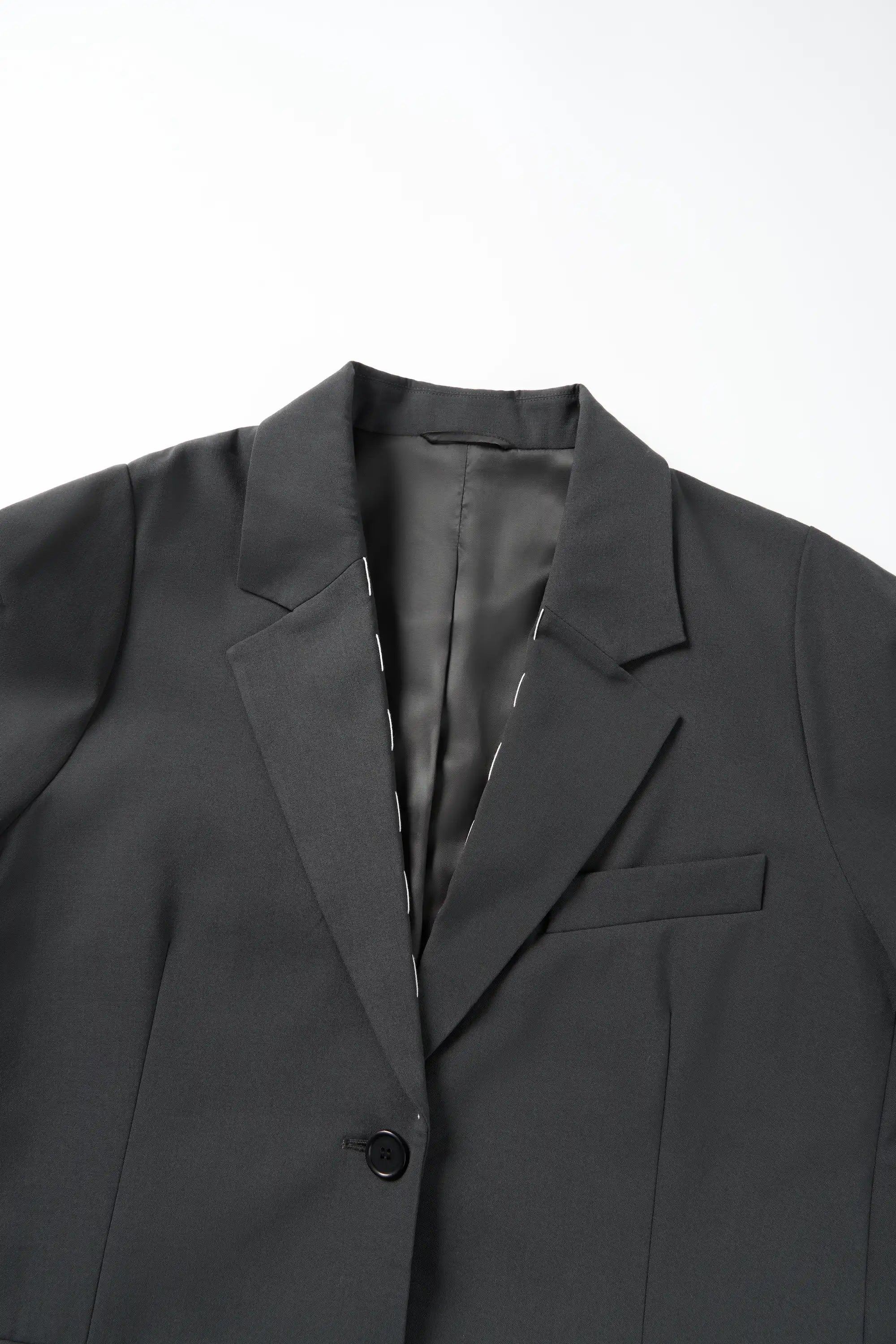 Close-up detail of the classic notched lapel collar on the XXL Smile charcoal blazer.
