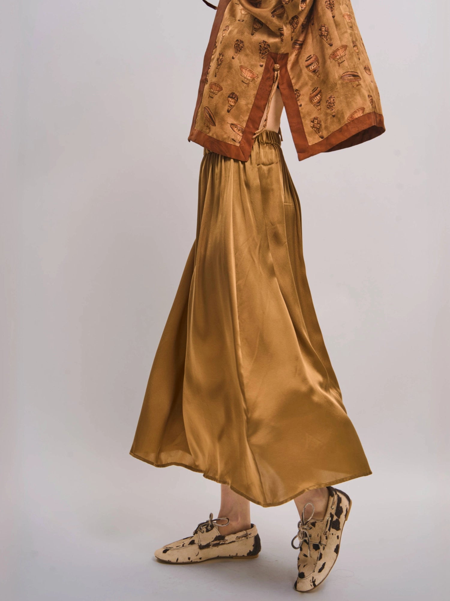 Full-body back view of outfit with mulberry silk Xiangyunsha top and matching skirt, showing coordinated silhouette.