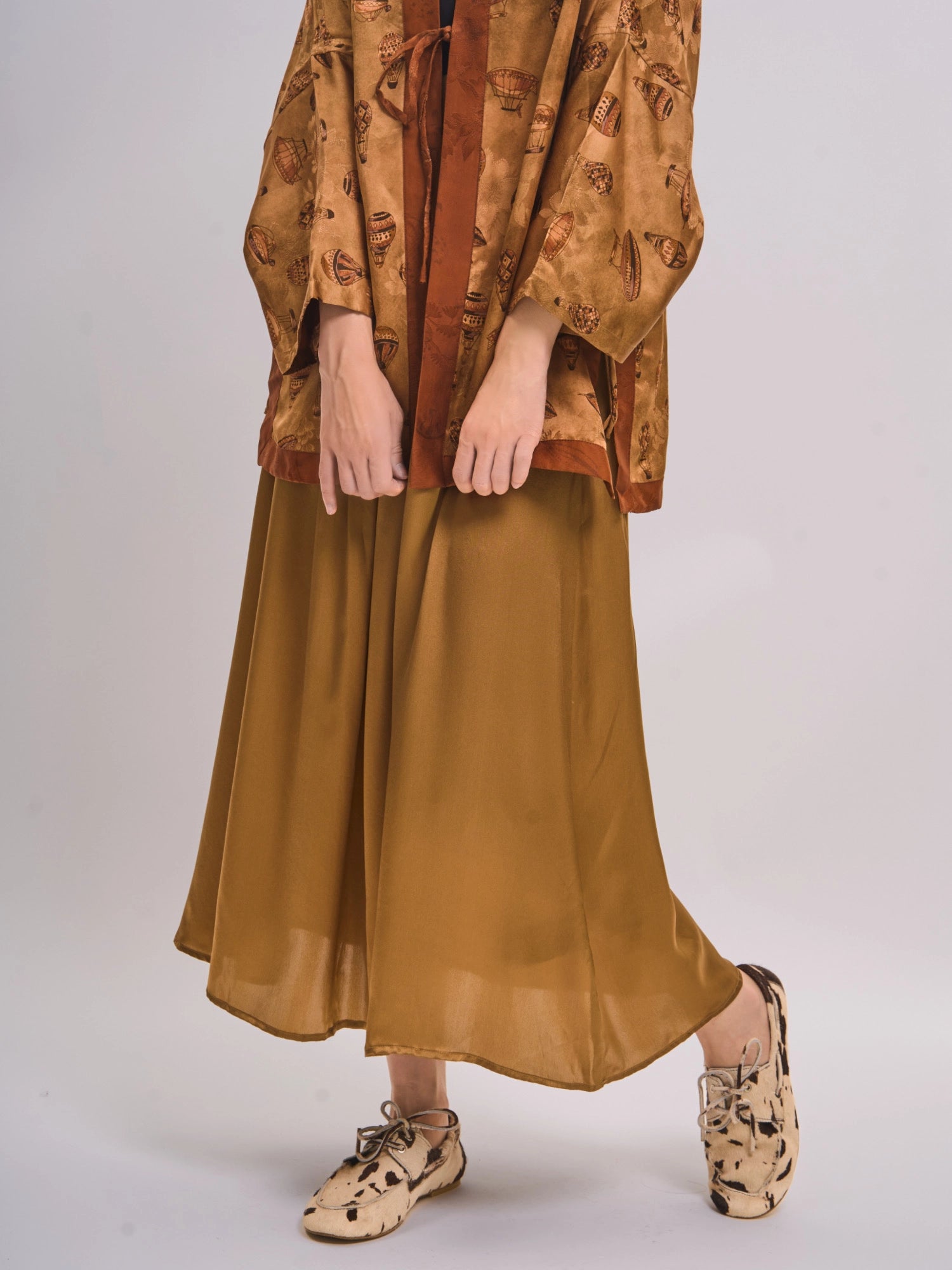 Front hem detail of mulberry silk Xiangyunsha top showing smooth drape and jacquard texture.